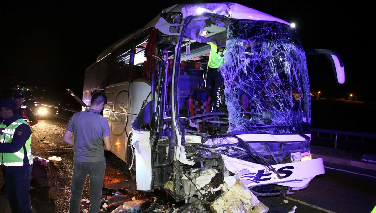 Uşak'ta yolcu otobüsü TIR'a arkadan çarptı: 1 kişi öldü, 43 kişi yaralandı