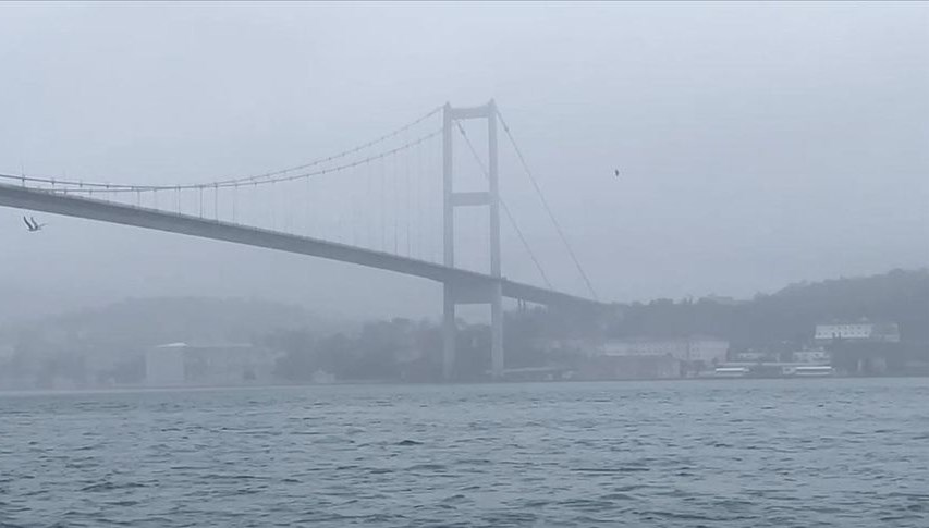 İstanbul Boğazı'nda gemi trafiğine sis engeli