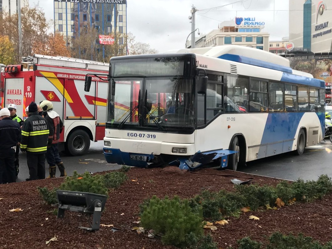 son dakika ankara da belediye otobusu yayalara carpti