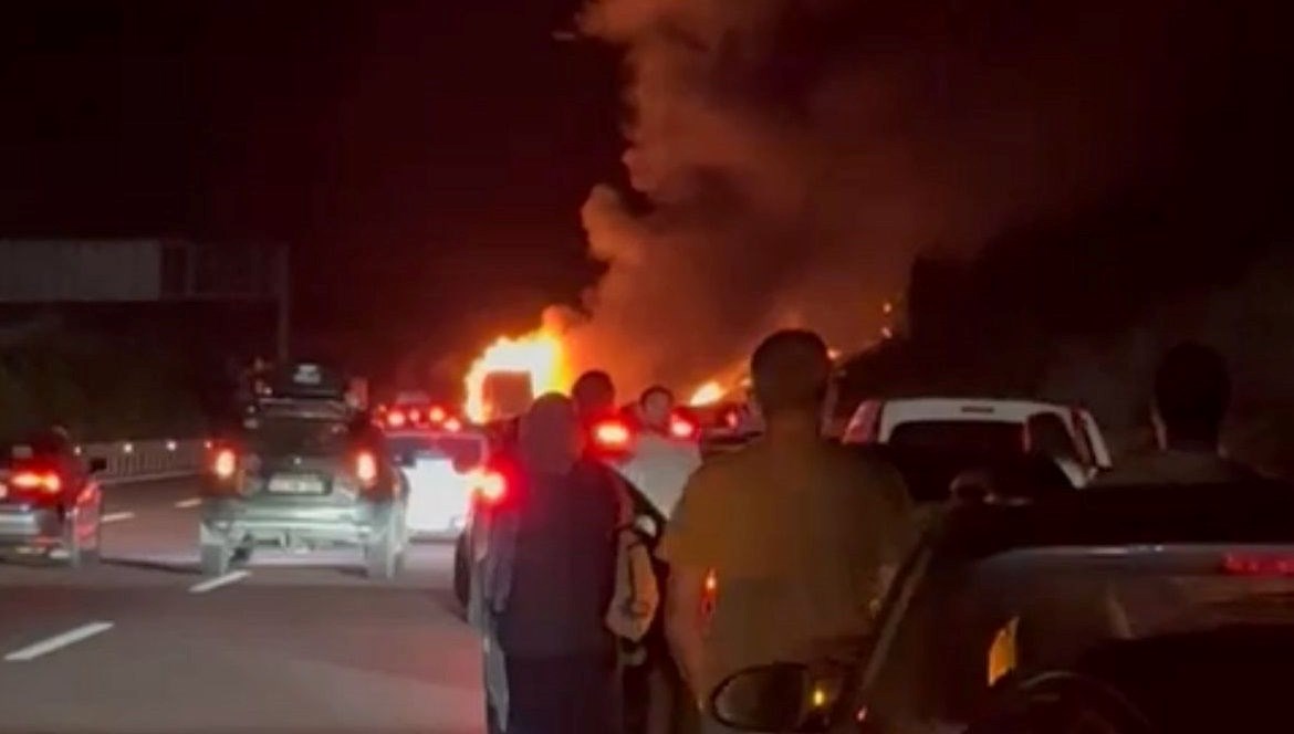 Seyir halindeki TIR alev alev yandı