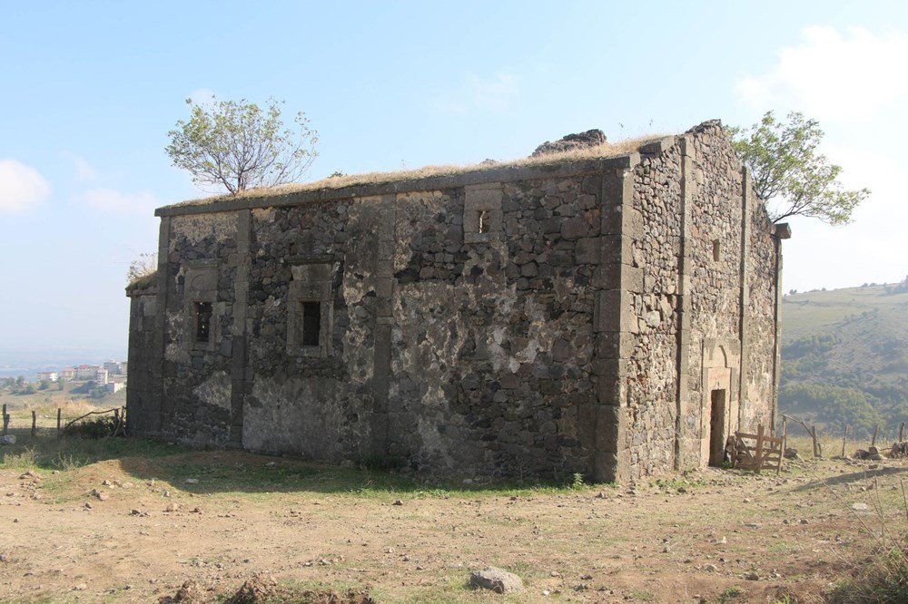 Defineciler tarihi kiliseyi talan etti - 13