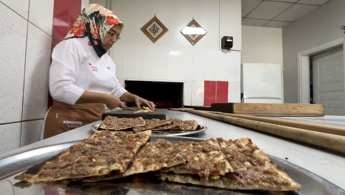 10 yıldır işini severek yapıyor: Etli ekmek böyle lezzet buluyor