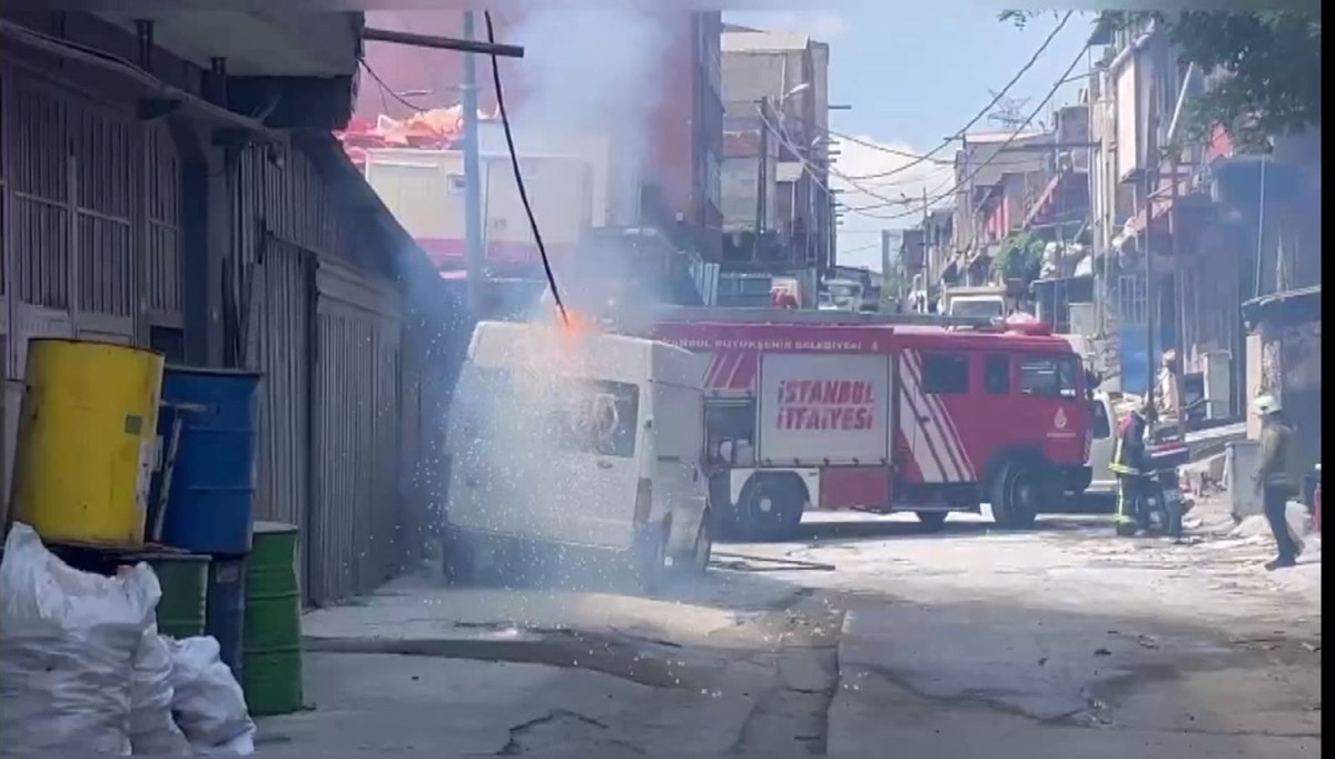 Sultangazi'de sanayi sitesinde patlayan kablo paniği