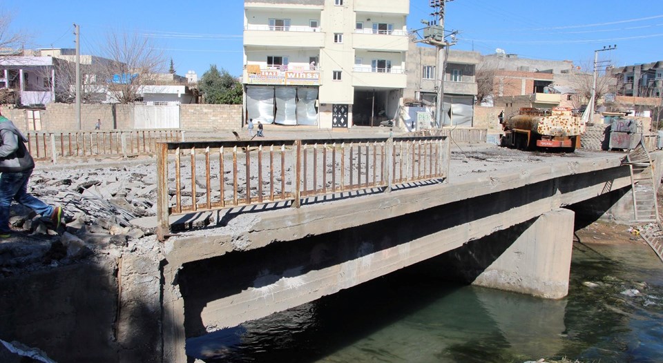 Mardin'de köprüye bombalı saldırı - 1
