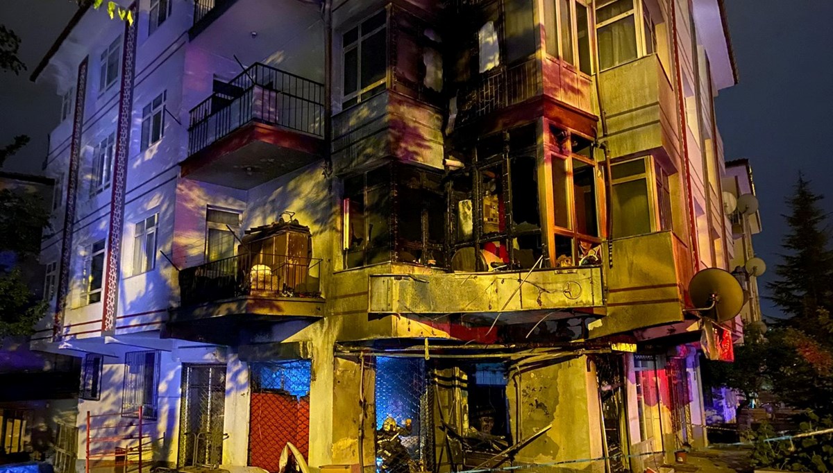 Bakkal dükkanında başlayan yangın, üst kattaki dairelere sıçradı Bakkal dükkanında başlayan yangın, üst kattaki dairelere sıçradı