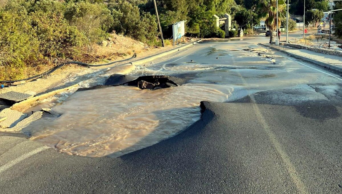 Bodrum'da su isale hattı patladı