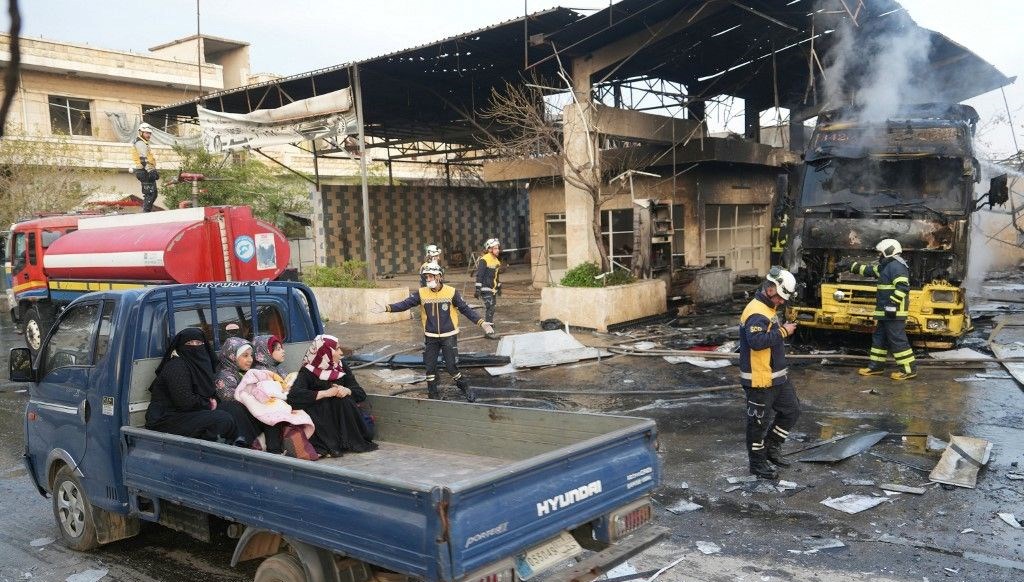 Suriyeliler Halep'i terk etmeye başladı!  Binlerce kişi araçlarıyla kentten kaçıyor