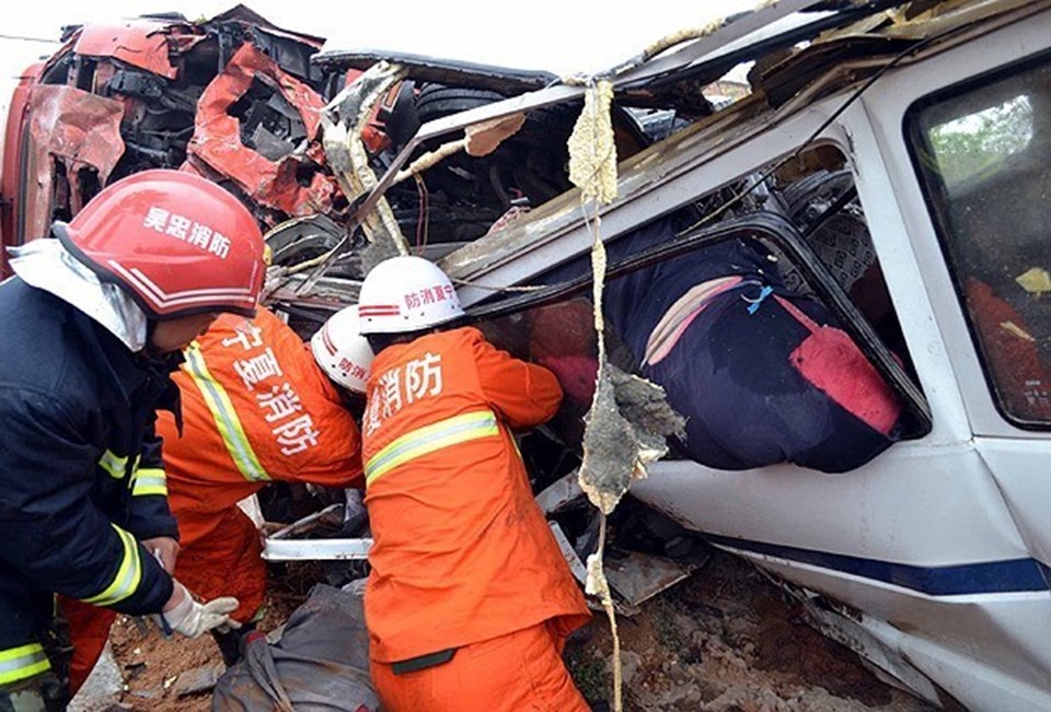 Çin'de yolcu otobüsü uçuruma yuvarlandı: 35 ölü - 1