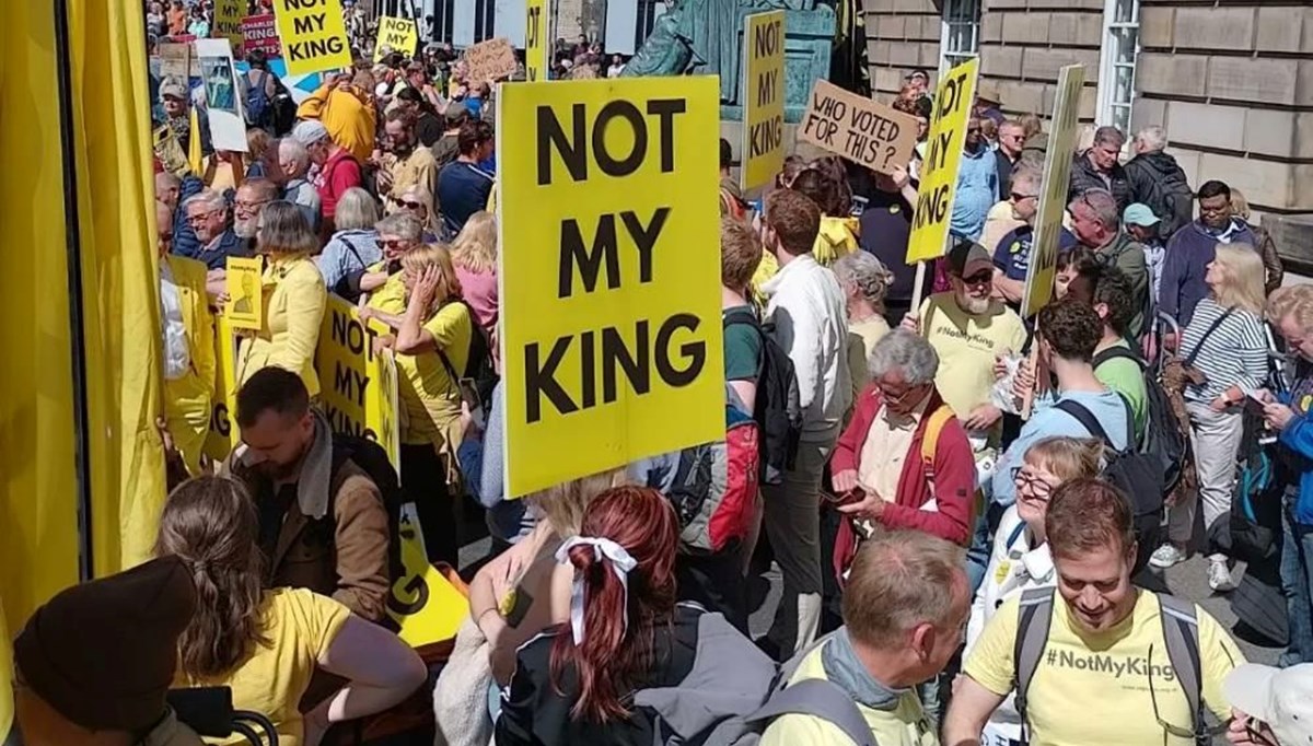 İngiltere Kralı 3. Charles'a İskoçya'da protesto