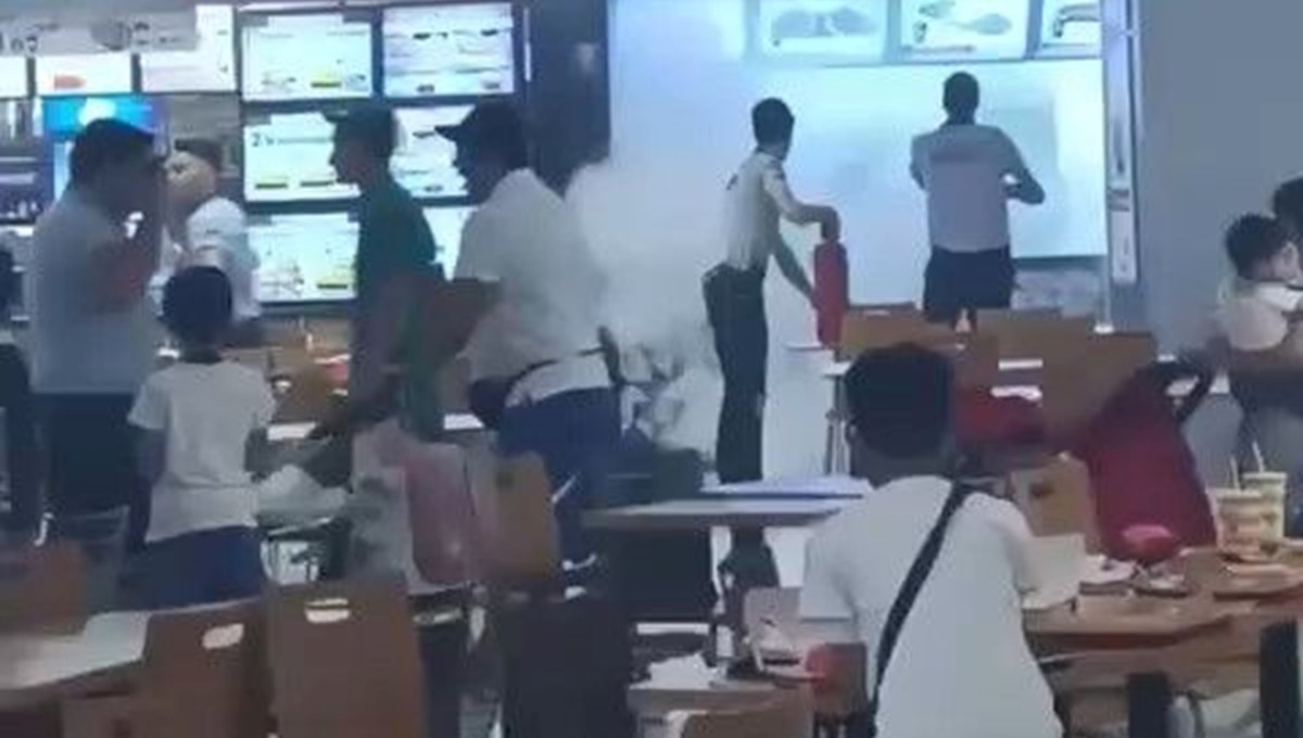 AVM’de yangın: Vatandaşlar yemeklerini bırakıp kaçtı AVM’de yangın: Vatandaşlar yemeklerini bırakıp kaçtı