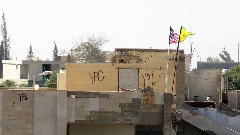 PYD/PKK, ABD bayrağının asılı olduğu direği söktü - 1