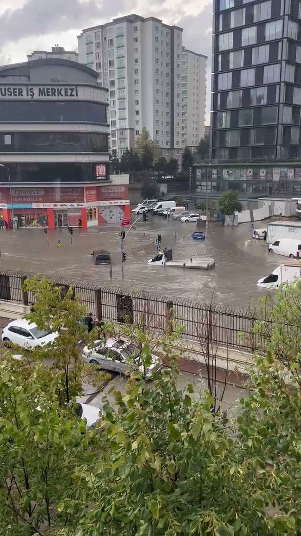 İstanbul'da sağanak yolları göle çevirdi (Araçlar suya gömüldü) - 9