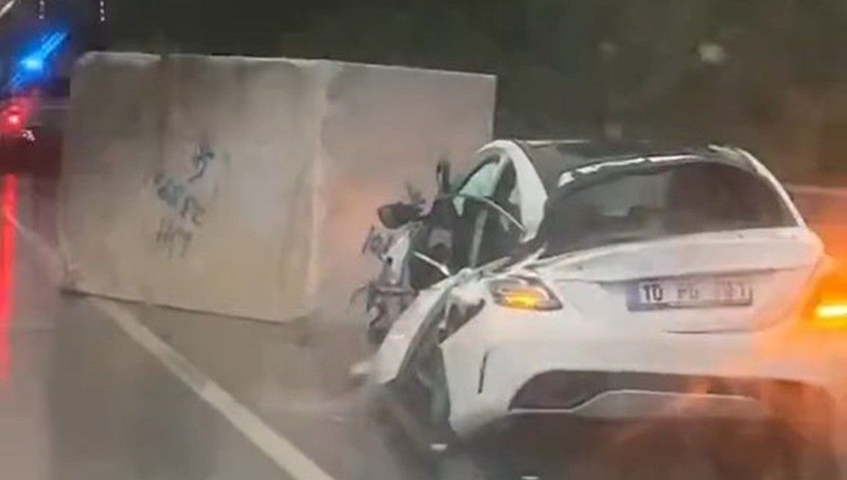 Kamyondan düşen mermer blok lüks aracı hurdaya çevirdi Kamyondan düşen mermer blok lüks aracı hurdaya çevirdi