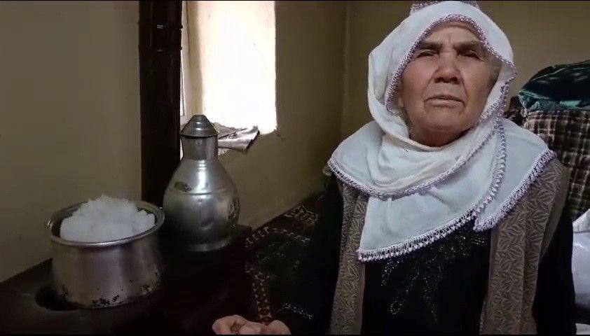 2 haftadır suları akmayan Zeynep teyze, kar eriterek su ihtiyacını karşılıyor