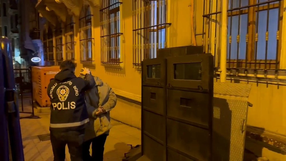 Sahte içki alarmı: 7 kişi öldü 1 İstanbul’da
sahte içki alarmı: 7 kişi öldü, motosikletle sahte içki servisi yapan bir kişi
tutuklandı - 2