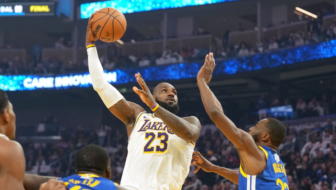 Lakers, Golden State Warriors'u son saniyede yıktı