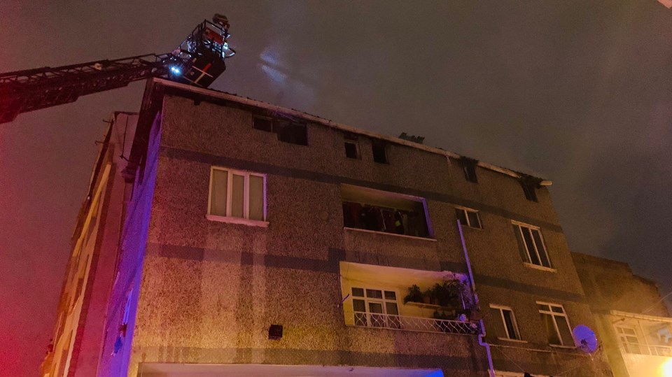 Zeytinburnu'nda ev yangını: Çatı katından atlayan 3 kişi ağır yaralı - 2