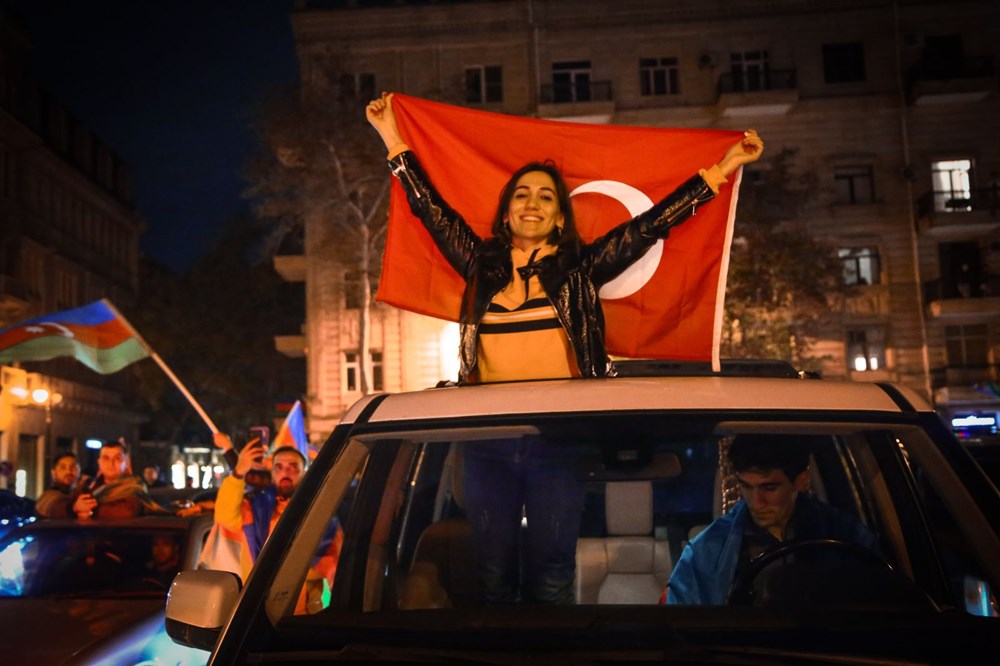 Azerbaycanlılar, Dağlık Karabağ'da varılan anlaşmayı coşkuyla kutluyor - 24