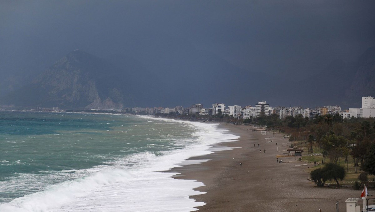 Antalya'da fırtına: Uçak seferleri iptal edildi, dev dalgalar oluştu