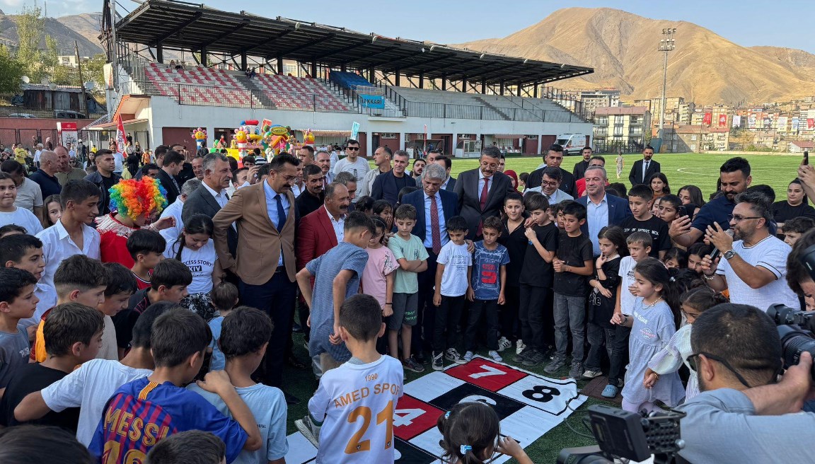 Bir Anadolu Şenliği Hakkari coşkuyla başladı