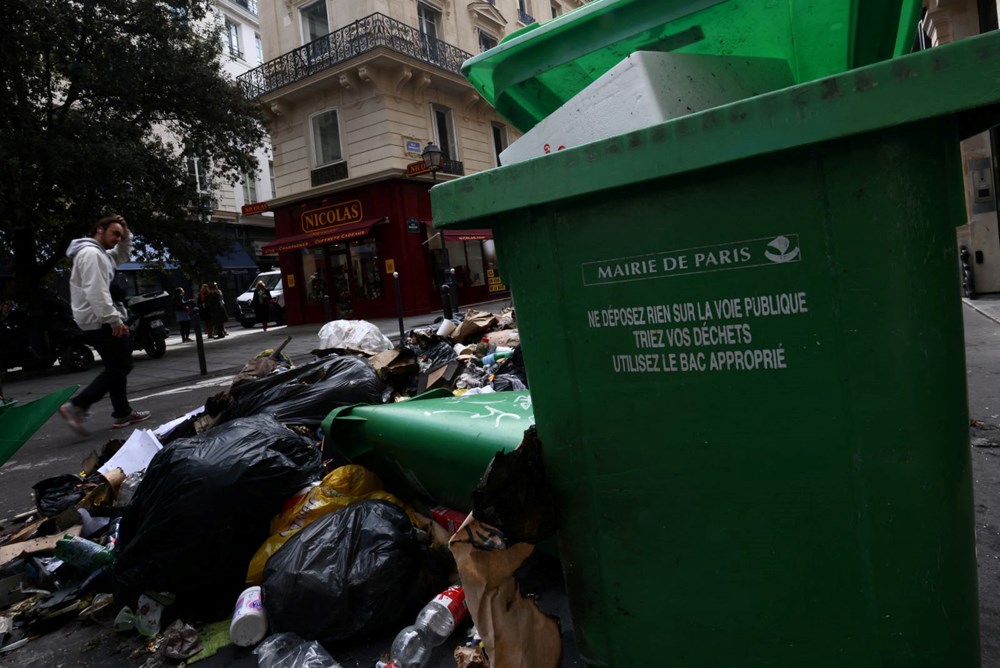 Paris sokaklarında binlerce ton çöp birikti: İşçiler grevi uzattı - 4
