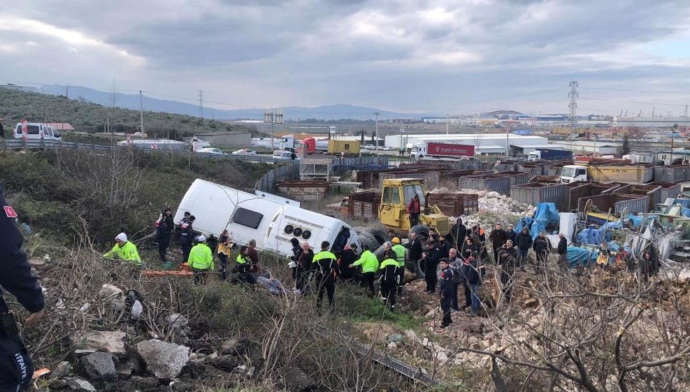 Bursa'da işçi servisi devrildi: Yaralılar var