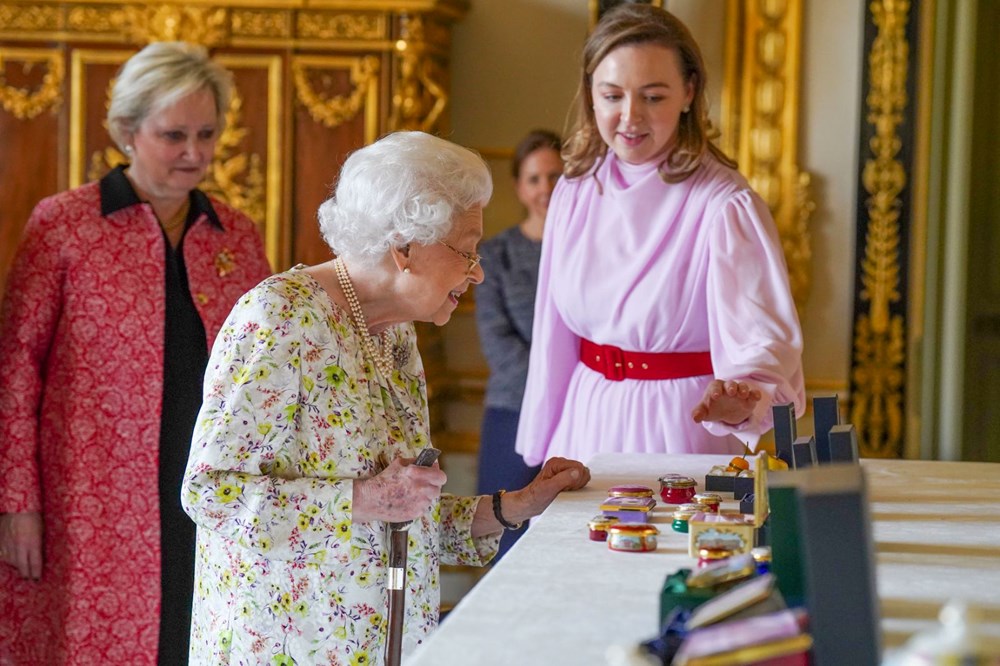 96 yaşına giren Kraliçe Elizabeth bastonu attı - 5