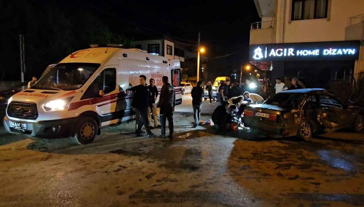 Sakarya'da otomobil, park halindeki hafif ticari araca çarptı: 1 ölü, 1 ağır yaralı Sakarya'da otomobil, park halindeki hafif ticari araca çarptı: 1 ölü, 1 ağır yaralı