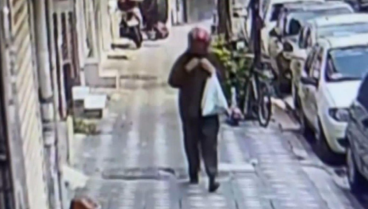 Kasklı hırsız tanıdık çıktı: 1 kilo altın çaldı Kasklı hırsız tanıdık çıktı: 1 kilo altın çaldı