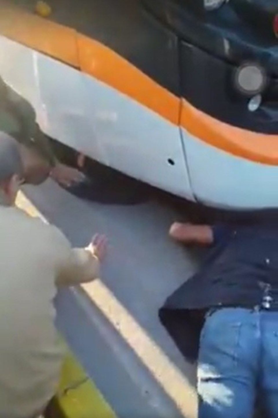 Eskişehir'de tramvayın çarptığı genç ağır yaralandı - 1