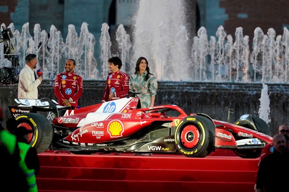 Formula 1'de Yeni Çağ Başlıyor: Hamilton ve Leclerc, 35 Bin Kişilik Dev Gösteriyle Coşturuyor 72 Gr5qDFOe5Ee6FPPv4OlgDw