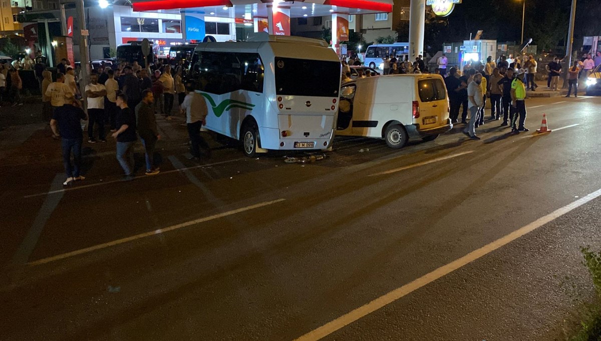 Rize'de minibüs ile hafif ticari araç çarpıştı
