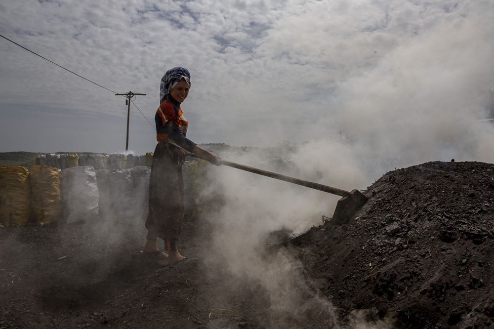 Ekmeklerini mangal kömüründen çıkarıyorlar - 9