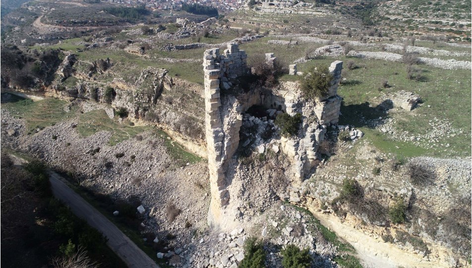 Hatay'daki Koz Kalesi de depremlerde hasar gördü