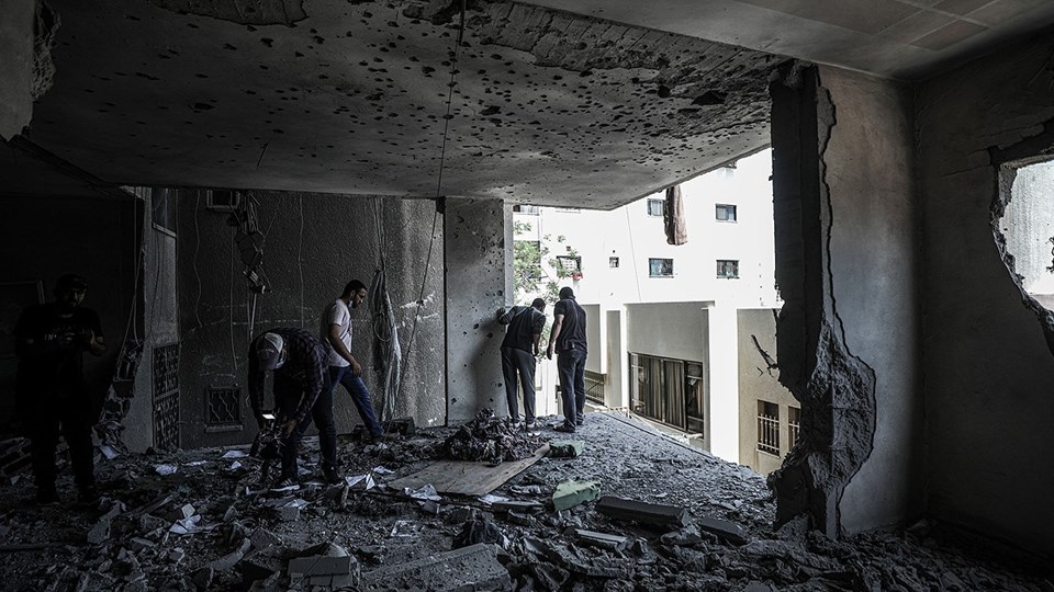 İsrail Gazze'de sivillere ait binayı vurdu,can kaybı 30'a yükseldi - 1
