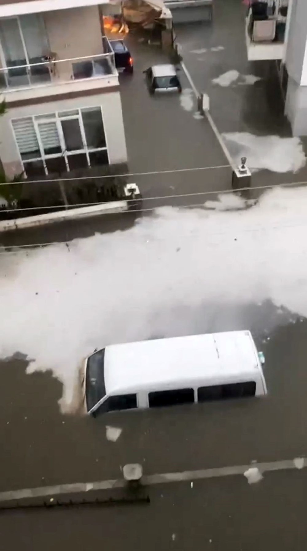 Antalya'da sel ve su baskını: 1 kişi yaşamını yitirdi, 3 ilçede okullar yarın da tatil (4 şehir için turuncu kodlu uyarı) - 18
