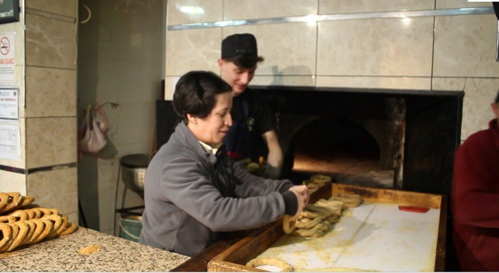 Yaptığı işle bayanlara ilhan oluyor: Simitten ekmeğe fırında her şeyi yapıyor 73 GrOQkhO3FEmvn0uqLVrl g