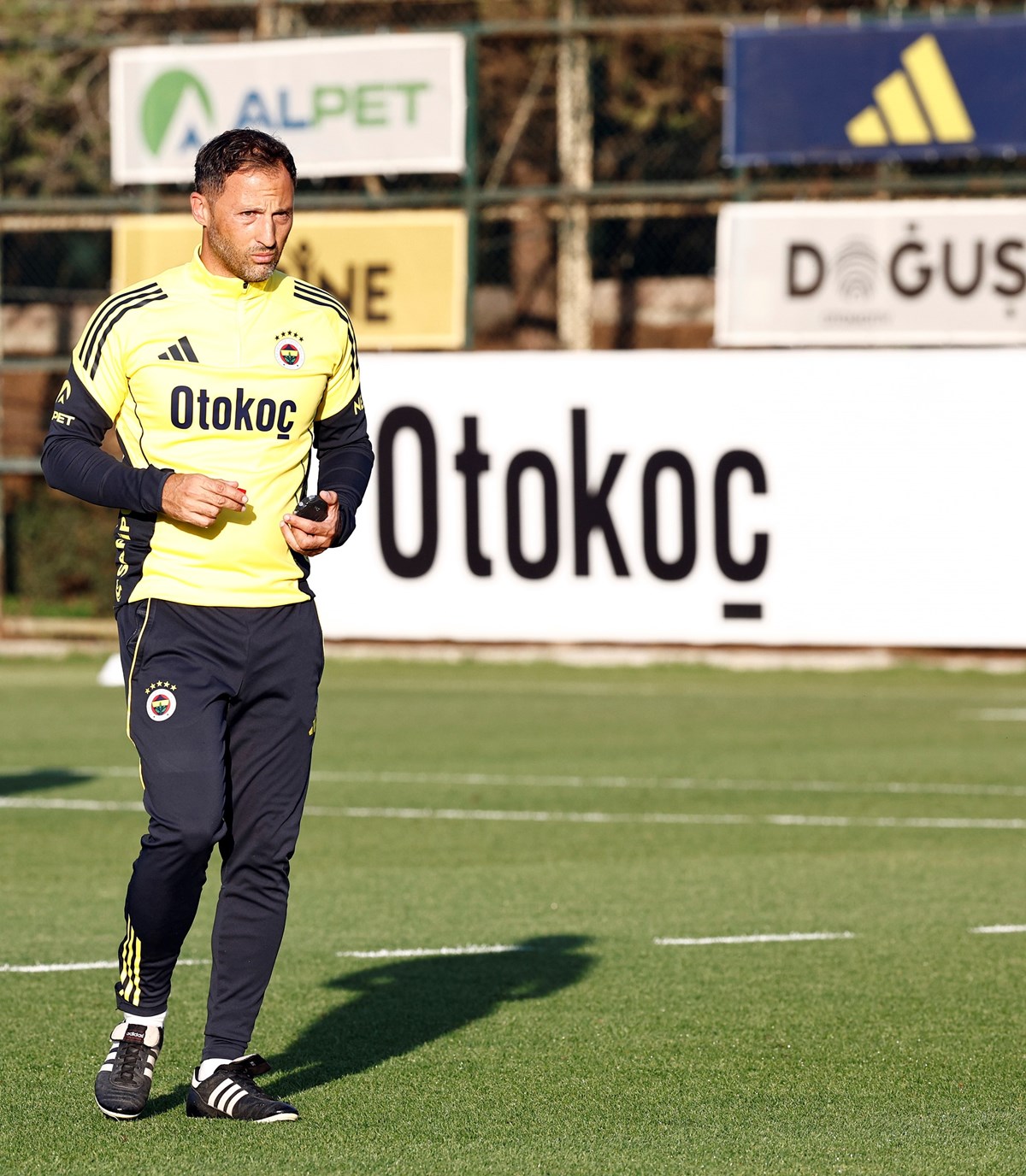 Fenerbahçe Teknik Direktörü Domenico Tedesco, antrenmanı takip ediyor