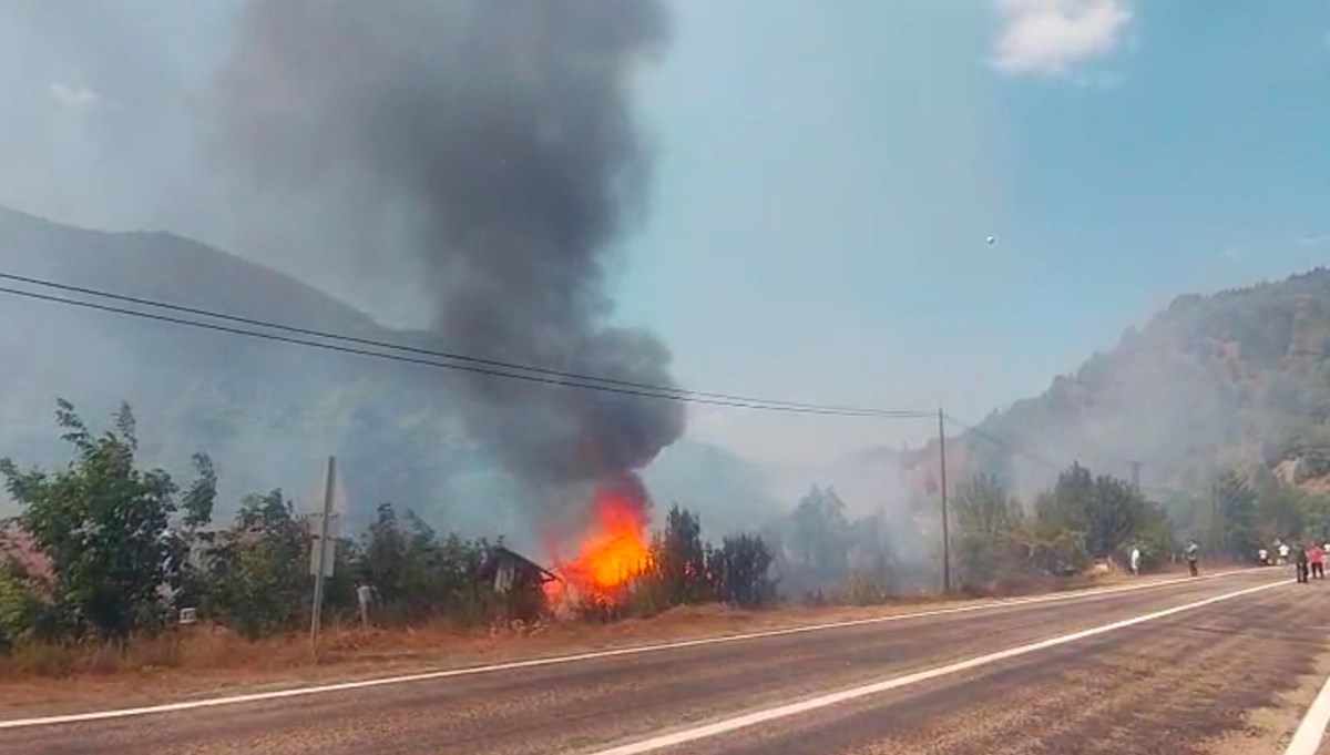 Tarlada çıkan yangın samanlığı küle çevirdi