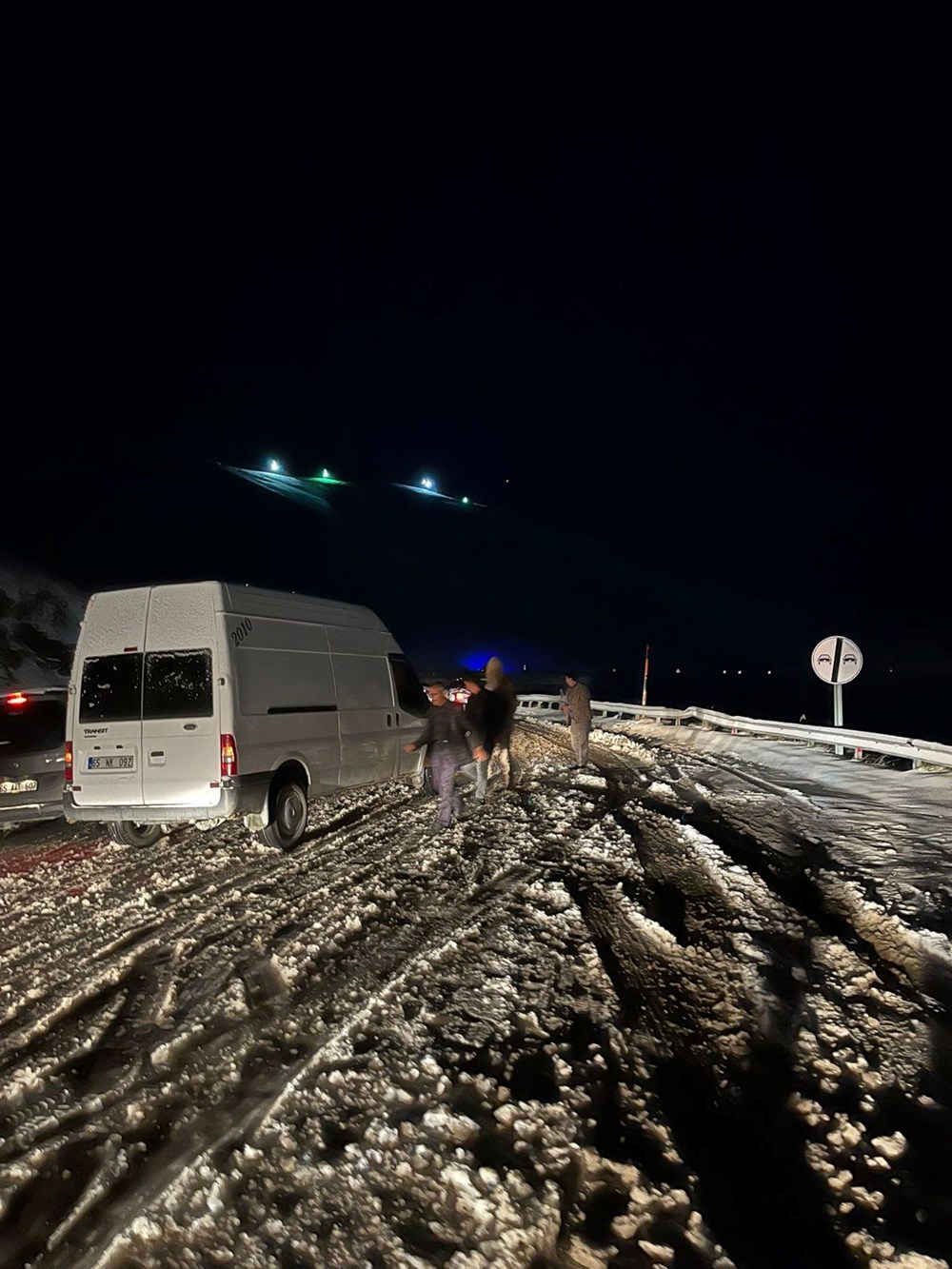 Van'da mayıs ayında kar esareti: Güzeldere Geçidi trafiğe kapatıldı - 4