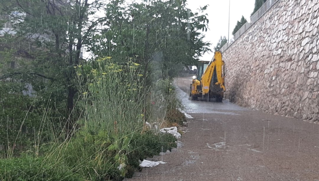 Bolu'da aniden bastıran sağanak hayatı olumsuz etkiledi