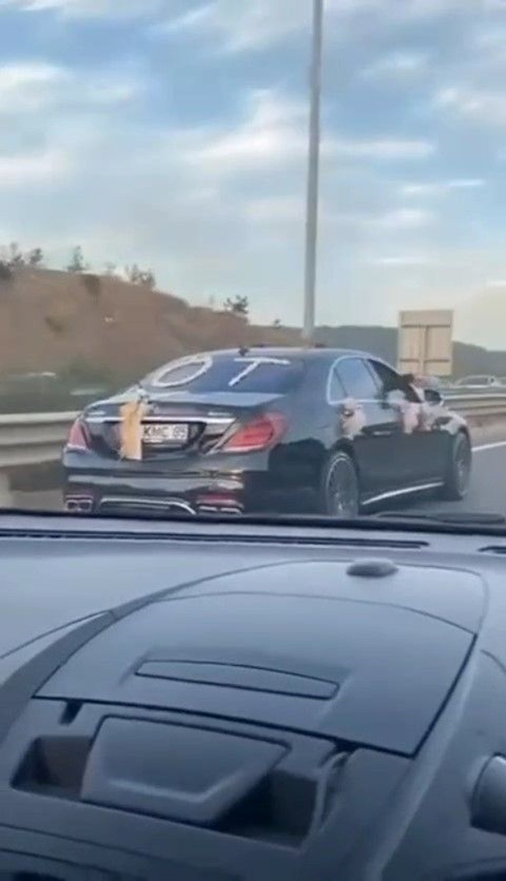 İstanbul’da TEM’i birbirine kattılar: Çakarlı gelin arabası yolu kesti, lüks otomobiller drift attı - 7