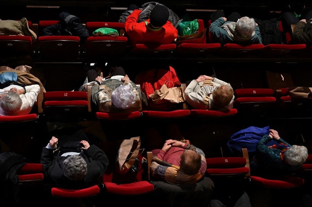 Madrid'de corona virüs aşısı olan yaşlılar için tiyatroda özel gösterim - 5