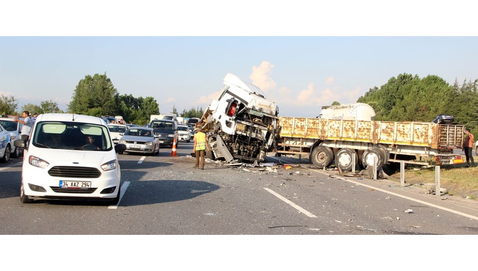 Otoyolda zincirleme trafik kazası: 1 ölü, 5 yaralı