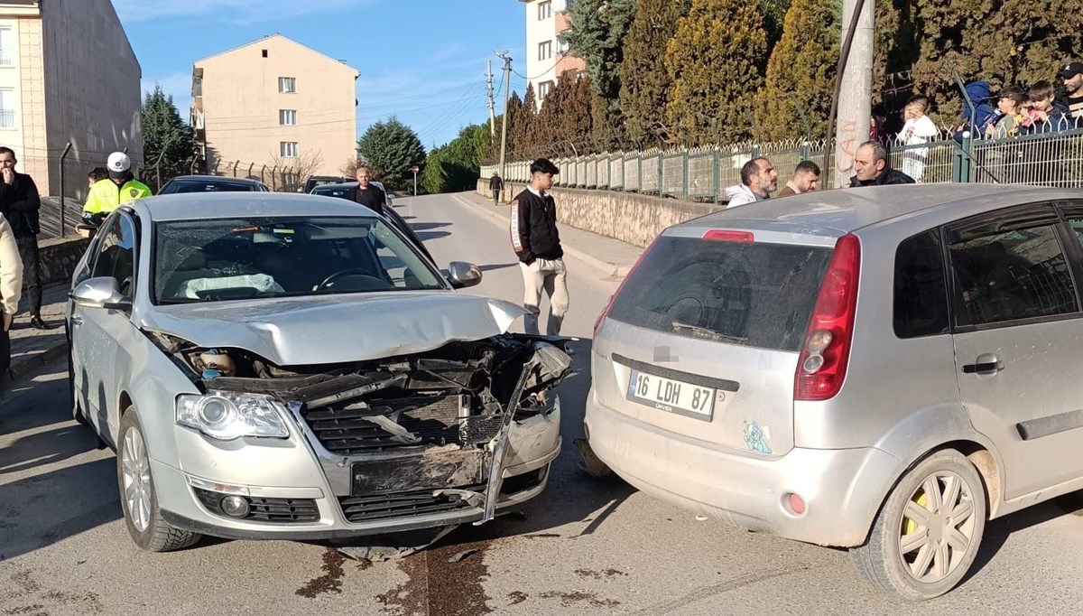 Bursa'da otomobiller kafa kafaya çarpıştı: 4 yaralı