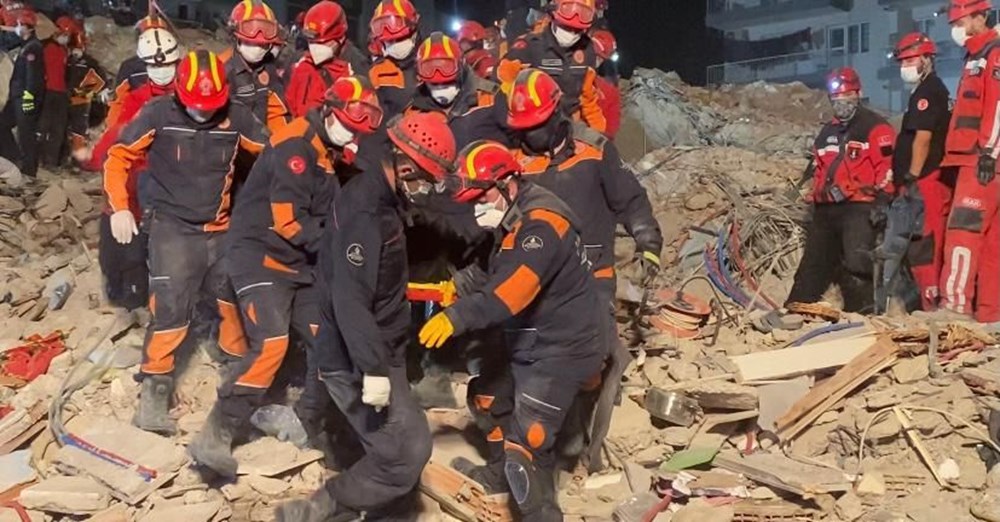 İzmir'de deprem sonrası enkaz altındakiler için zamana karşı yarış (65'inci saatte kurtarıldı) - 10