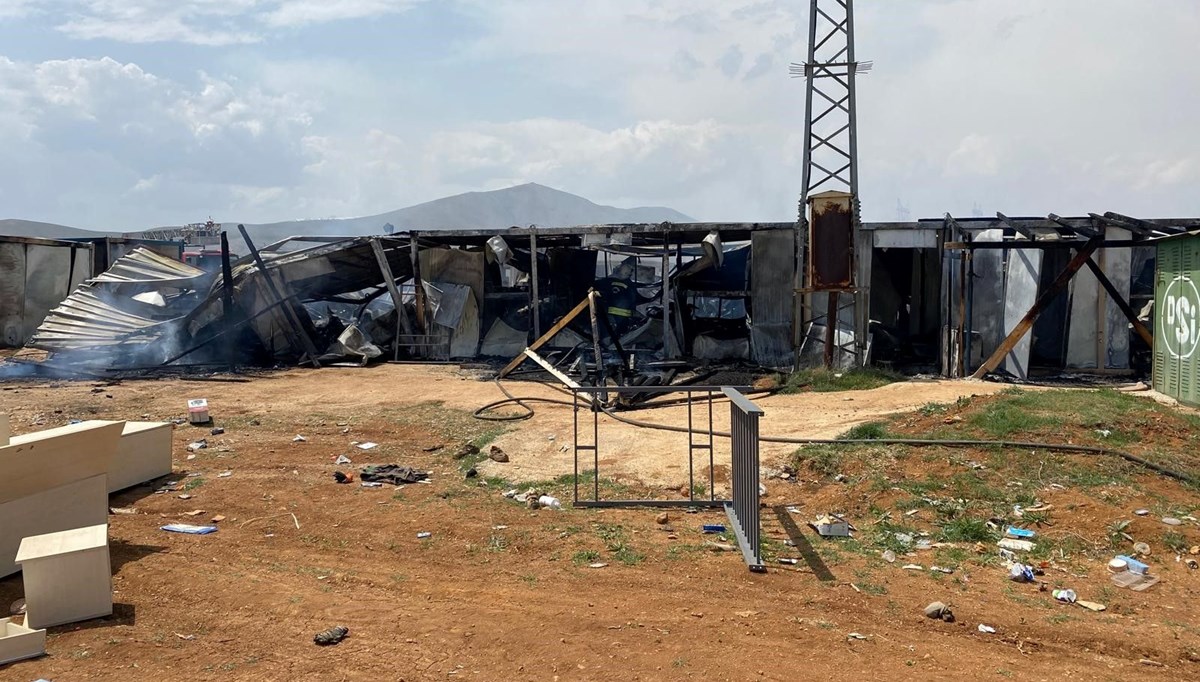 Kahramanmaraş'taki köy evleri inşaatında yangın Kahramanmaraş'taki köy evleri inşaatında yangın