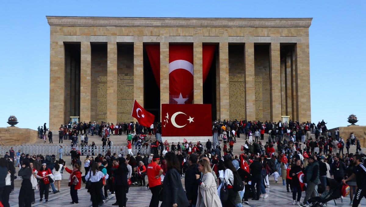 Anıtkabir'de Cumhuriyet coşkusu: Binler Atatürk'e koştu