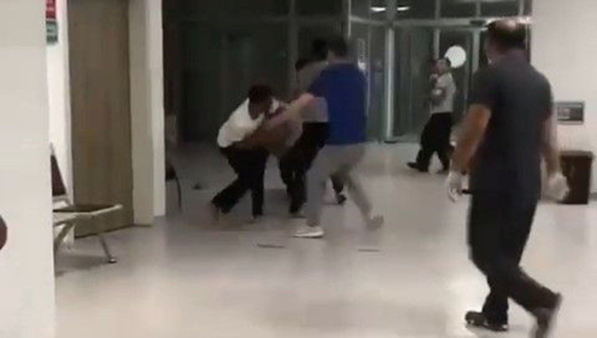 Hastanede yumrukların havada uçuştuğu kavga kamerada Hastanede yumrukların havada uçuştuğu kavga kamerada
