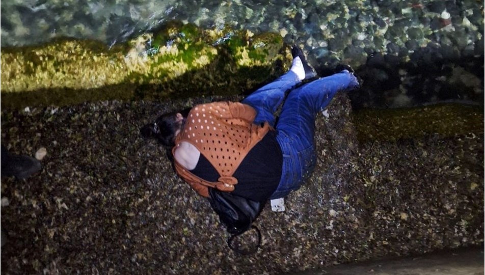 Alkollü kadın deniz kenarına düşerek baygınlık geçirdi